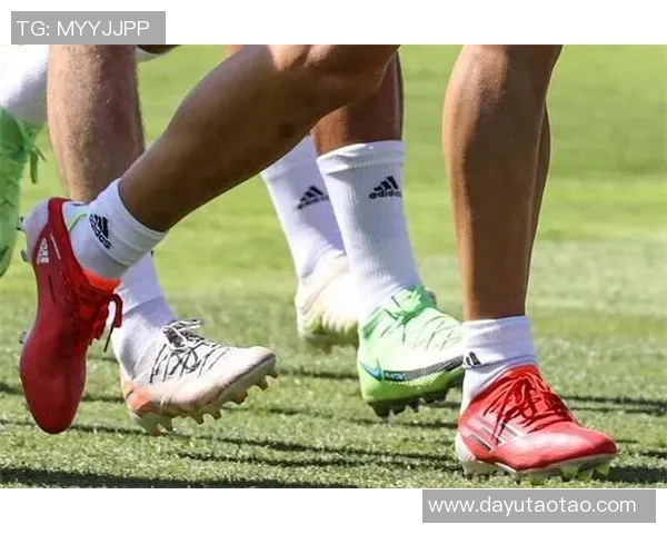 球星用力踢破足球鞋瞬间高清捕捉展现力量与技巧