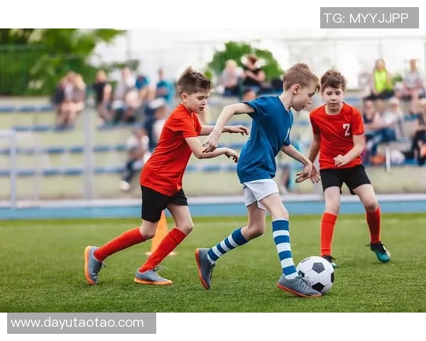 趣味才足球星的魅力人生：从球场到生活的趣味故事与精彩瞬间